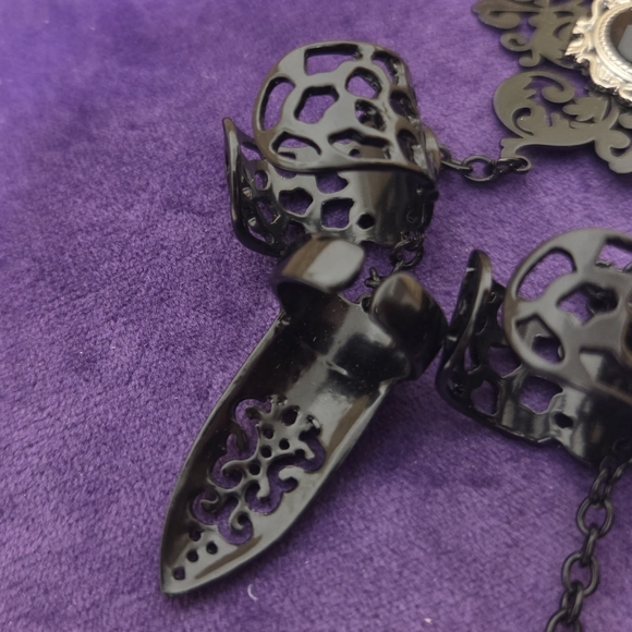 🖤 Gothic Hand Jewelry - Picture 4 of 6